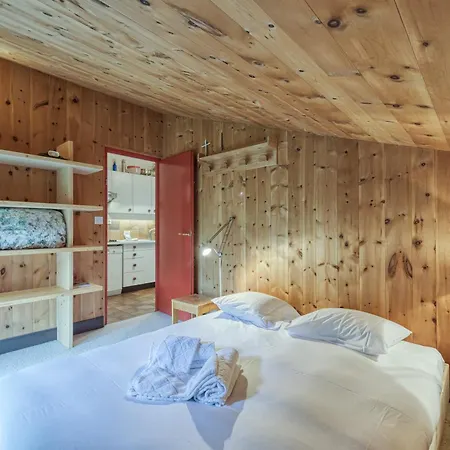 Apartment Le Grenier Ski-in/ski-out Views, Sleeps 7 - Happy Chamonix